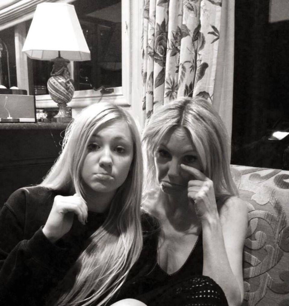 Heather Locklear posiert mit ihrer Tochter Ava Samborra auf Twitter. Heather Locklear posiert mit ihrer Tochter Ava Samborra auf Twitter.