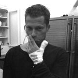 Dezember 2013  Til Schweiger bekommt über Facebook viele Beileidsbekundungen - der Schauspieler verletzt sich beim Holzhacken an der Hand.