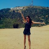 Ungewöhnlich glücklich zeigt sich Victoria Beckham vor dem Hollywood-Sign.