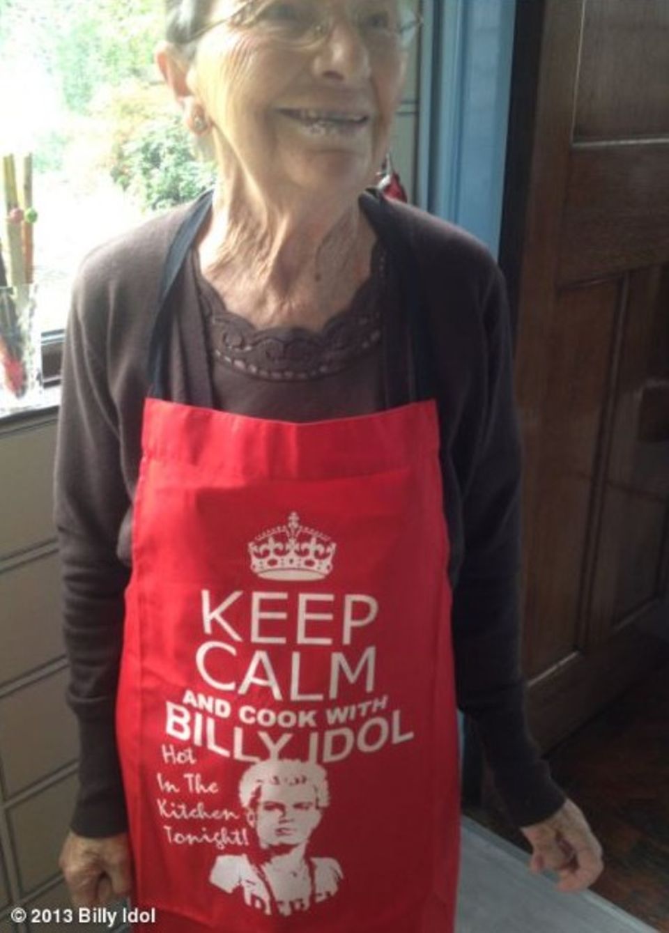 August 2013 Klar, Billy Idols Mutter Joan kocht nur in einer Schürze, die das Konterfei ihres Sohnes zeigt. August 2013 Klar, Billy Idols Mutter Joan kocht nur in einer Schürze, die das Konterfei ihres Sohnes zeigt.