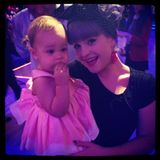 Oktober 2013  Kelly Osbourne ist ganz vernarrt in ihre Nichte Pearl. Gemeinsam feuern sie Papa Jack Osbourne bei der amerikanischen Ausgabe von "Let's Dance" an.
