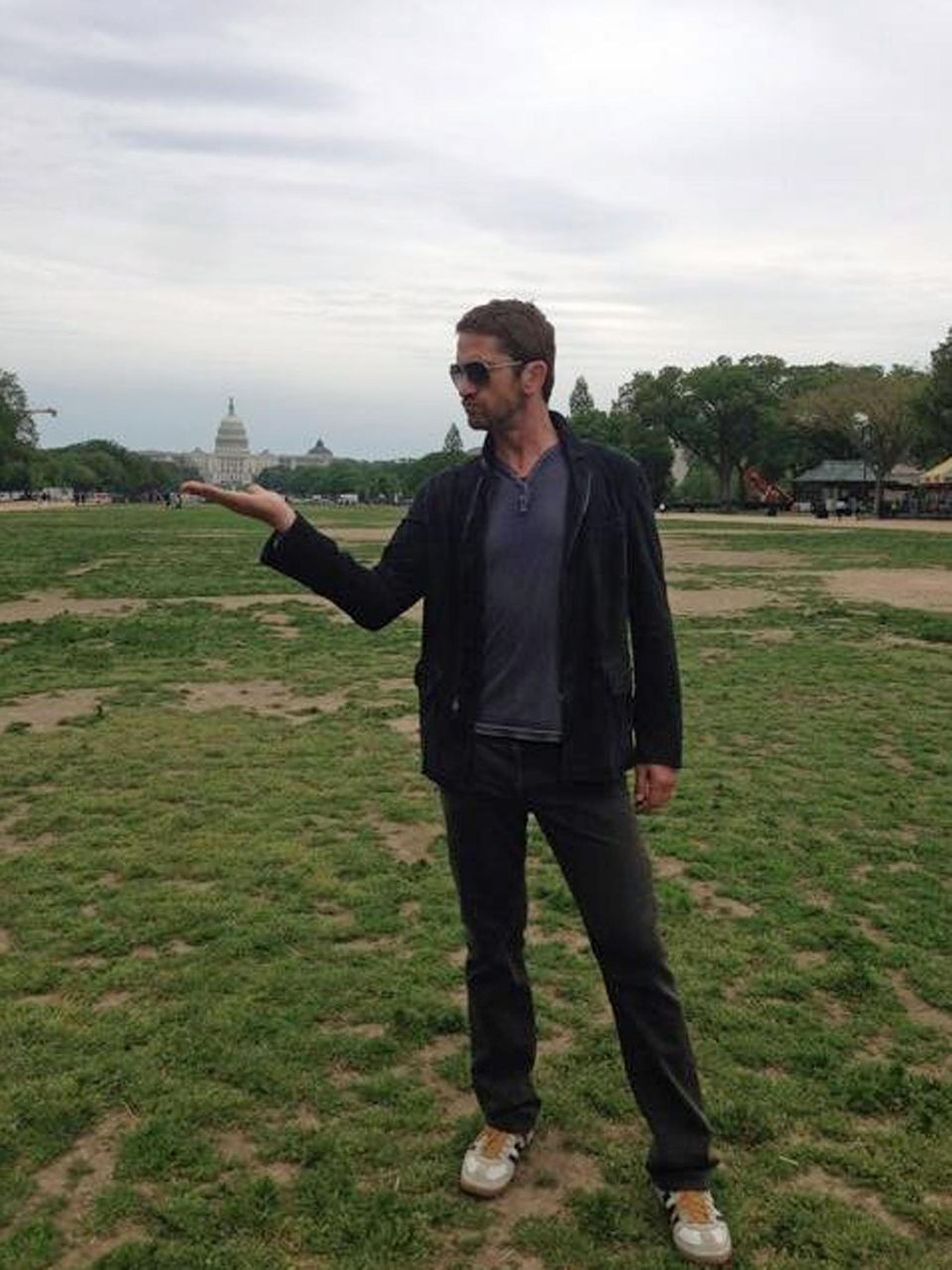 Auch ein Star wie Gerard Butler macht manchmal einfach nur normale Touristenfotos - wie hier mit dem Weißen Haus in Washington. Auch ein Star wie Gerard Butler macht manchmal einfach nur normale Touristenfotos - wie hier mit dem Weißen Haus in Washington.