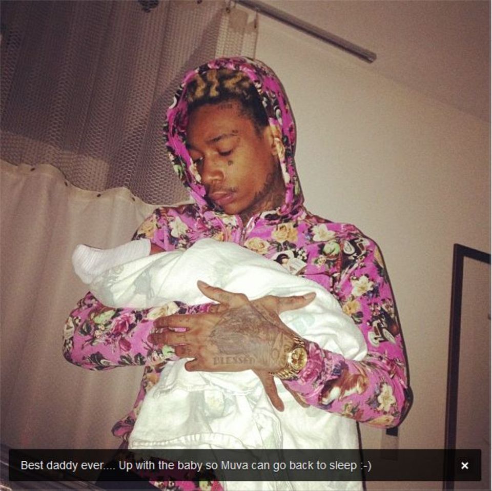 Stolz präsentiert die frischgebackene Mutter Amber Rose ein Foto von Wiz Khalifa mit Söhnchen Sebastian Taylor Thomaz. Stolz präsentiert die frischgebackene Mutter Amber Rose ein Foto von Wiz Khalifa mit Söhnchen Sebastian Taylor Thomaz.