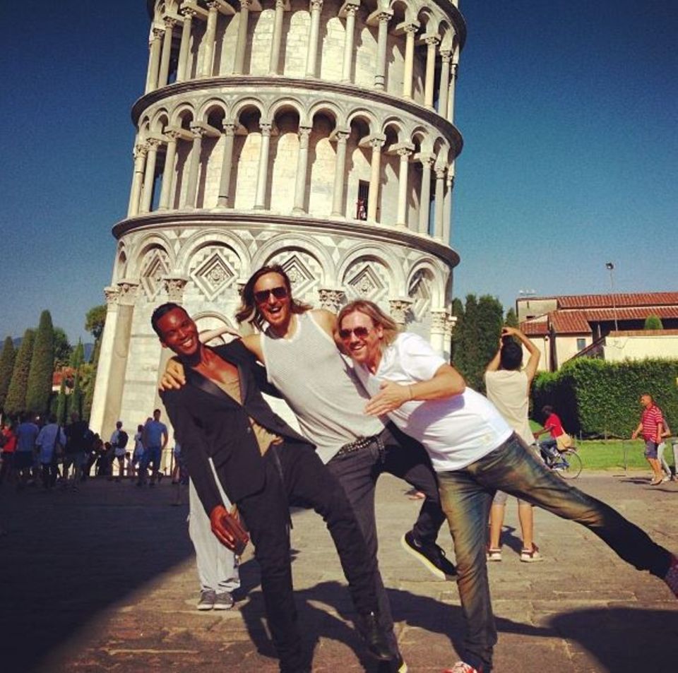 DJ David Guetta ist mit Freunden in Pisa unterwegs und albert vor dem schiefen Turm herum. DJ David Guetta ist mit Freunden in Pisa unterwegs und albert vor dem schiefen Turm herum.