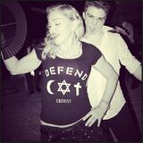 Dezember 2013  Madonna und Sohn Rocco feiern am Strand von Haiti, dabei trägt sie ein Shirt ihrer eigenen Kollektion.