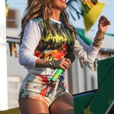 Kurz und bunt: Im sexy Hotpants-Outfit dreht Jennifer Lopez in Florida ein neues Musikvideo.