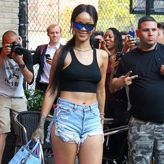 Sportlich kann Rihanna auch: Mit kurzem Tanktop und zerfetzten Hotpants mit Nietenbesatz ist sie in New York unterwegs.