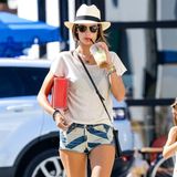 Model Alessandra Ambrosio versprüht mit ihrem Look echtes Sommer-Feeling und kombiniert zur kurzen Denim-Shorts und zum naturfarbenden Leinen-Shirt viele bunte Accessoires.