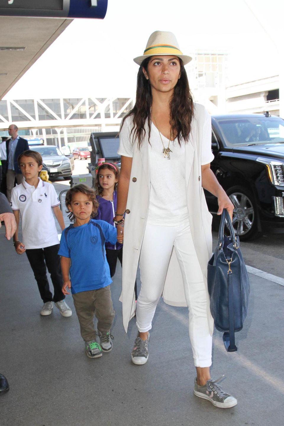 Wie bei einer Entenfamilie dackeln die drei süßen Kids von Camila Alves und Matthew McConaughey ihrer Mama am Flughafen LAX in Los Angeles hinterher. Wie bei einer Entenfamilie dackeln die drei süßen Kids von Camila Alves und Matthew McConaughey ihrer Mama am Flughafen LAX in Los Angeles hinterher.
