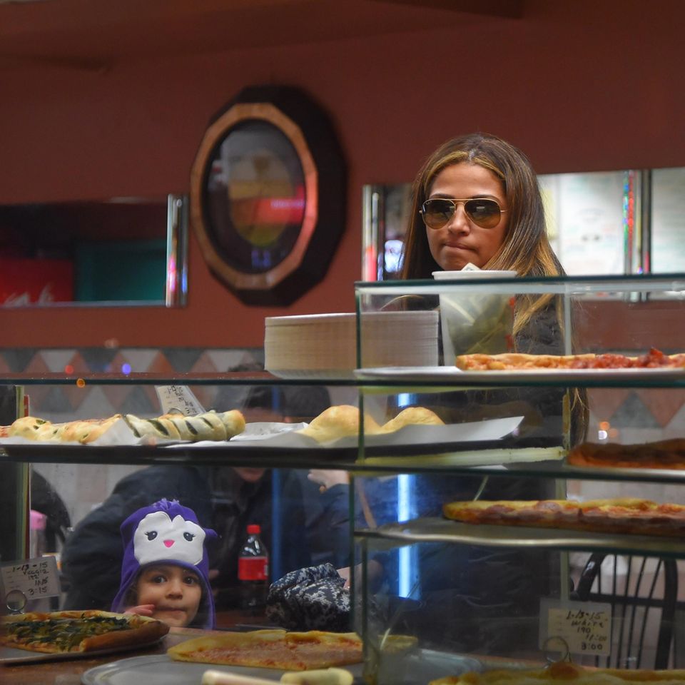 13. Januar 2015 Camila Alvers und Tochter Vida kaufen sich noch eine Pizza bevor sie nach Hause fahren. 13. Januar 2015 Camila Alvers und Tochter Vida kaufen sich noch eine Pizza bevor sie nach Hause fahren.