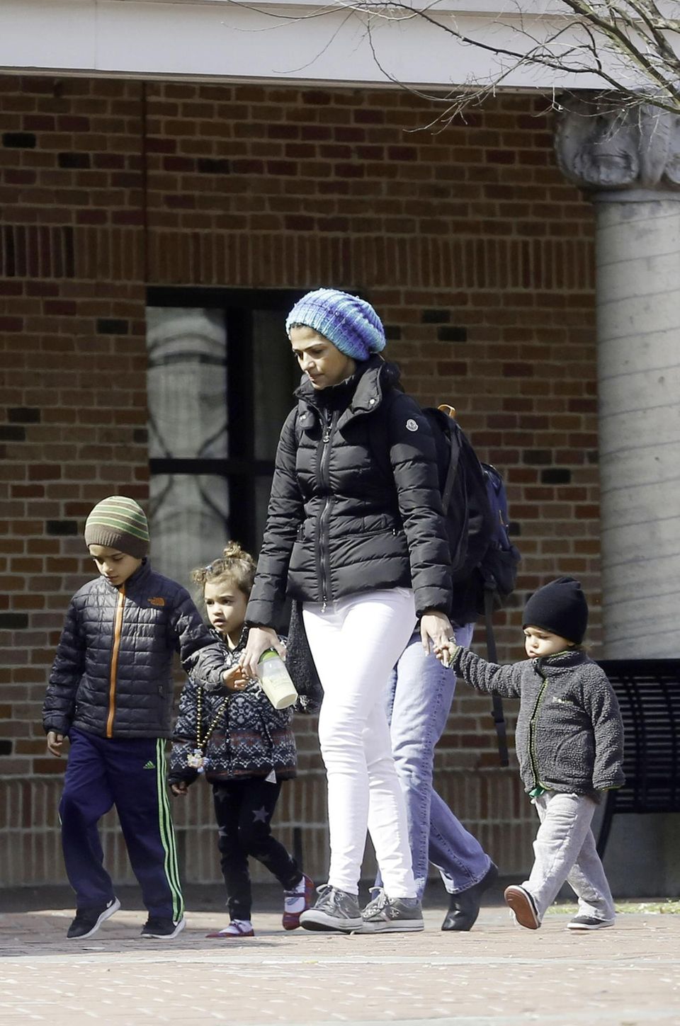 4. Mai 2015 Sind die groß geworden! Camila Alves geht mit Levi, Vida und Livingston im kalten New Orleans in den Zoo. 4. Mai 2015 Sind die groß geworden! Camila Alves geht mit Levi, Vida und Livingston im kalten New Orleans in den Zoo.
