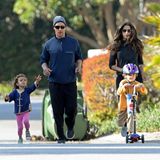 22. Februar 2014   Familie McConaughey genießt die Sonne bei einem Spaziergang.