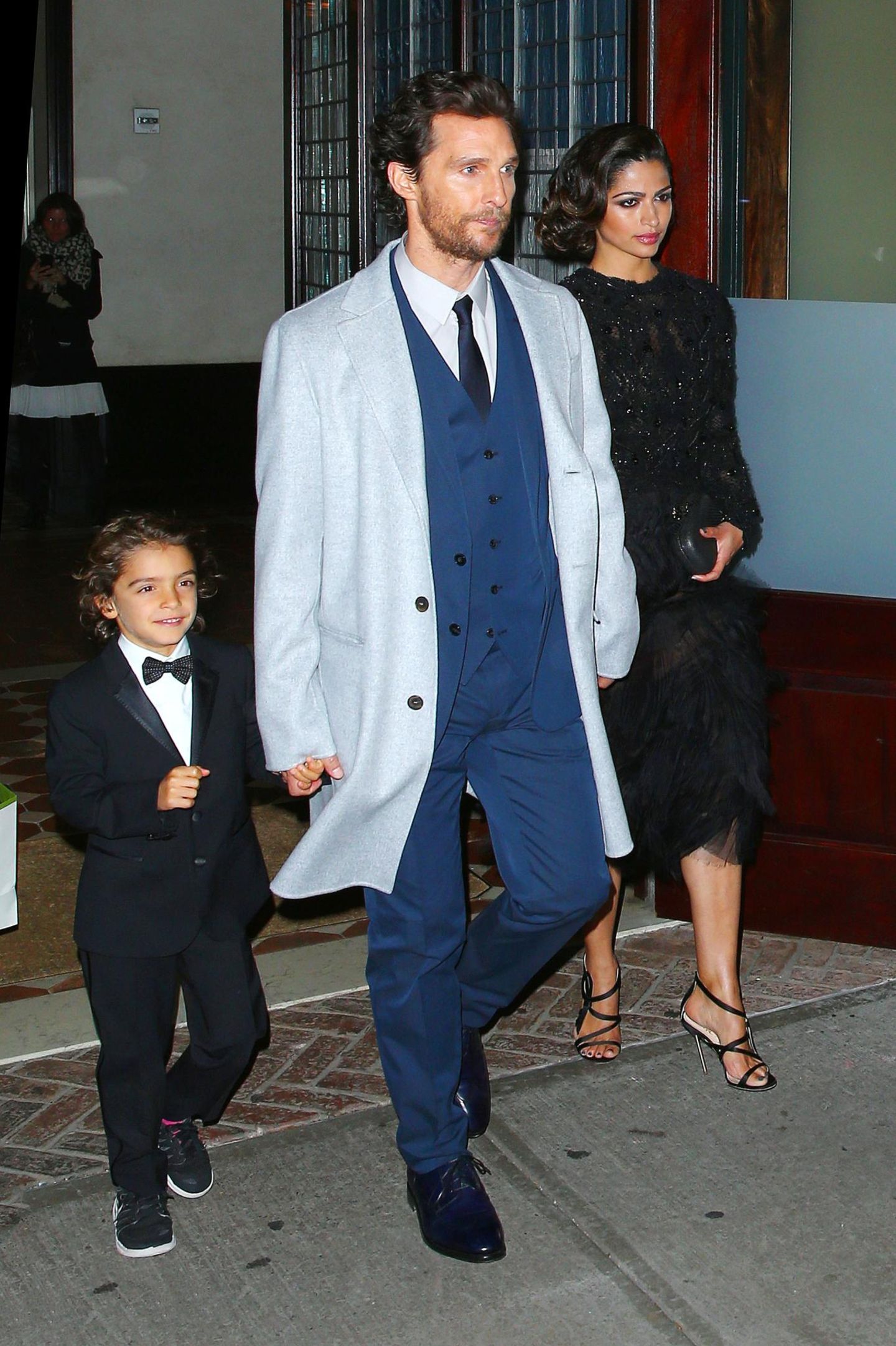 3. November 2014  Matthey McConaughey und Camila Alves verlassen mit Sohnemann Levi ein Hotel in New York City.