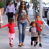 7. Oktober 2015  Während Papa Matthew gerade mit Dreharbeiten beschäftigt ist, geht Camila Alves mit den Kindern durch Manhattan spazieren.