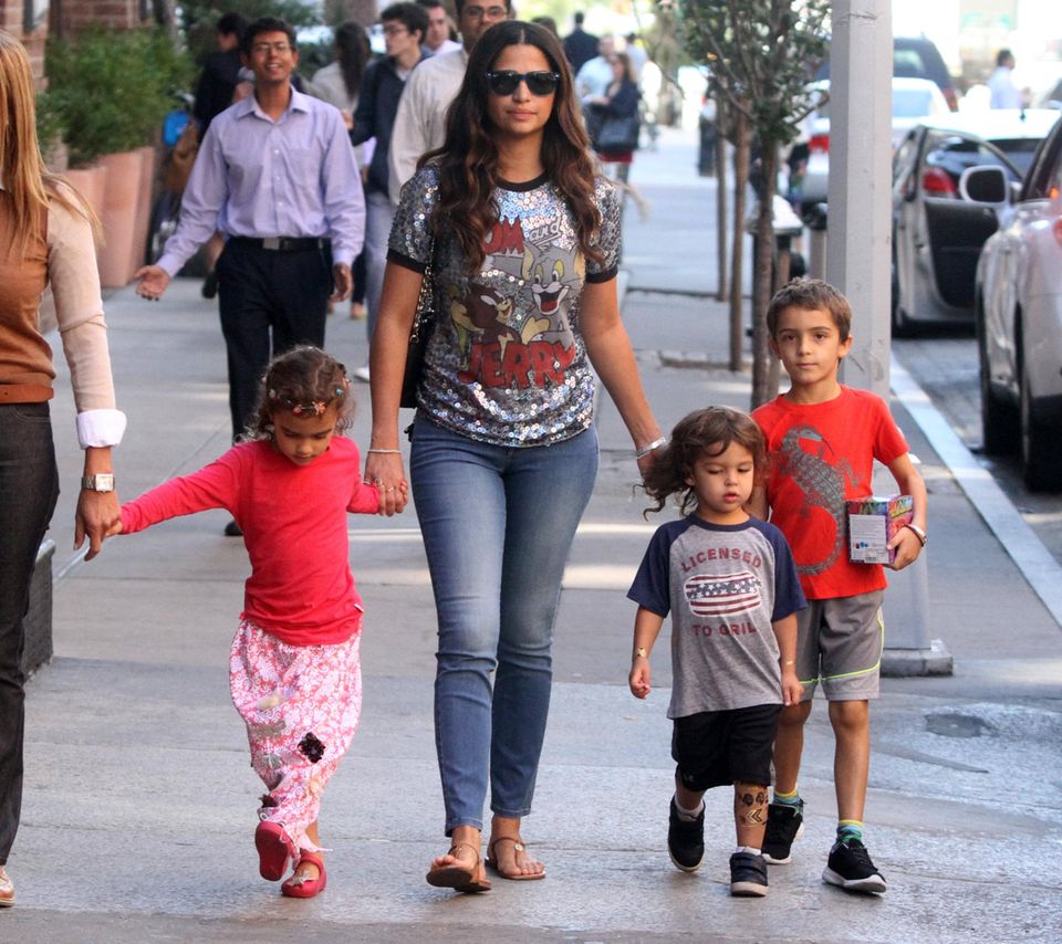 7. Oktober 2015 Während Papa Matthew gerade mit Dreharbeiten beschäftigt ist, geht Camila Alves mit den Kindern durch Manhattan spazieren. 7. Oktober 2015 Während Papa Matthew gerade mit Dreharbeiten beschäftigt ist, geht Camila Alves mit den Kindern durch Manhattan spazieren.