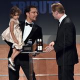 21. Oktober 2014: Schauspieler Matthew McConaughey nimmt seine 4-jährigen Tochter Vida mit auf die Bühne um von Christopher Nolan den "American Cinematheque Award" entgegen zu nehmen.