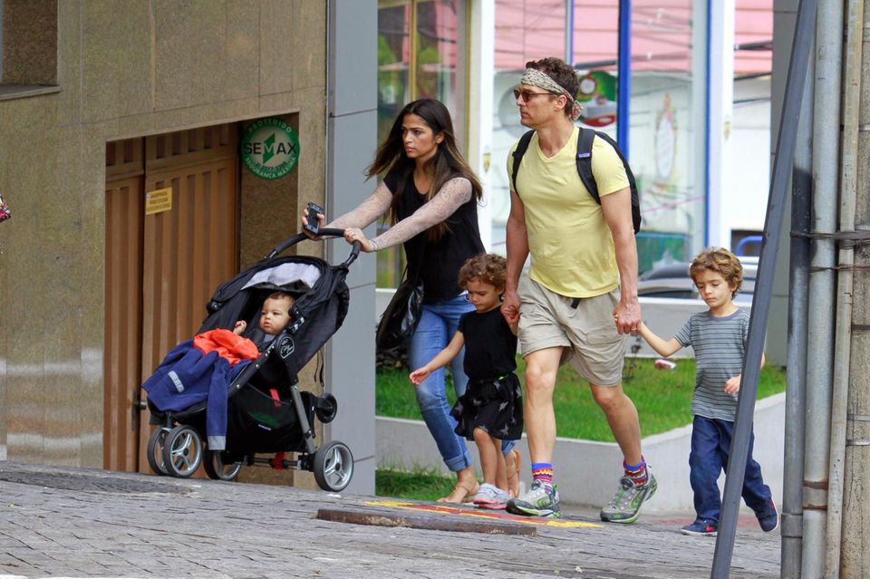 21. Dezember 2013  Camila Alves und Matthew McConaughey verbringen mit ihren Kindern Livingston, Vida und Levi die Weihnachtszeit in Camilas Heimat Brasilien.
