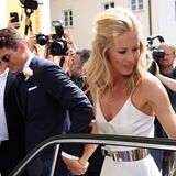 Mario Gomez und Carina Wanzung steigen aus ihrer Limousine aus um sich im Standesamt in München das Jawort zu geben.