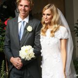 16. Mai 2014: Die hübsche Braut Poppy Delevingne hat hervorragende Laune. Mit ihrem frisch gebackenen Ehemann James Cook ist die 28-Jährige seit 2012 verlobt, nun heiratet das Paar in London.