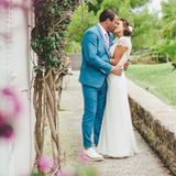 17. September 2016: Die richtige Hochzeit haben Sasha und Julia Röntgen dann einen Tag später groß gefeiert. Er trägt einen schicken hellblauen Anzug mit rosafarbener Krawatte - eine Maßanfertigung. Die Braut trägt ein edles Hochzeitskleid (Modell "Aspen") von Modemacherin Jenny Packham, der Lieblingsdesignerin von Herzogin Catherine.