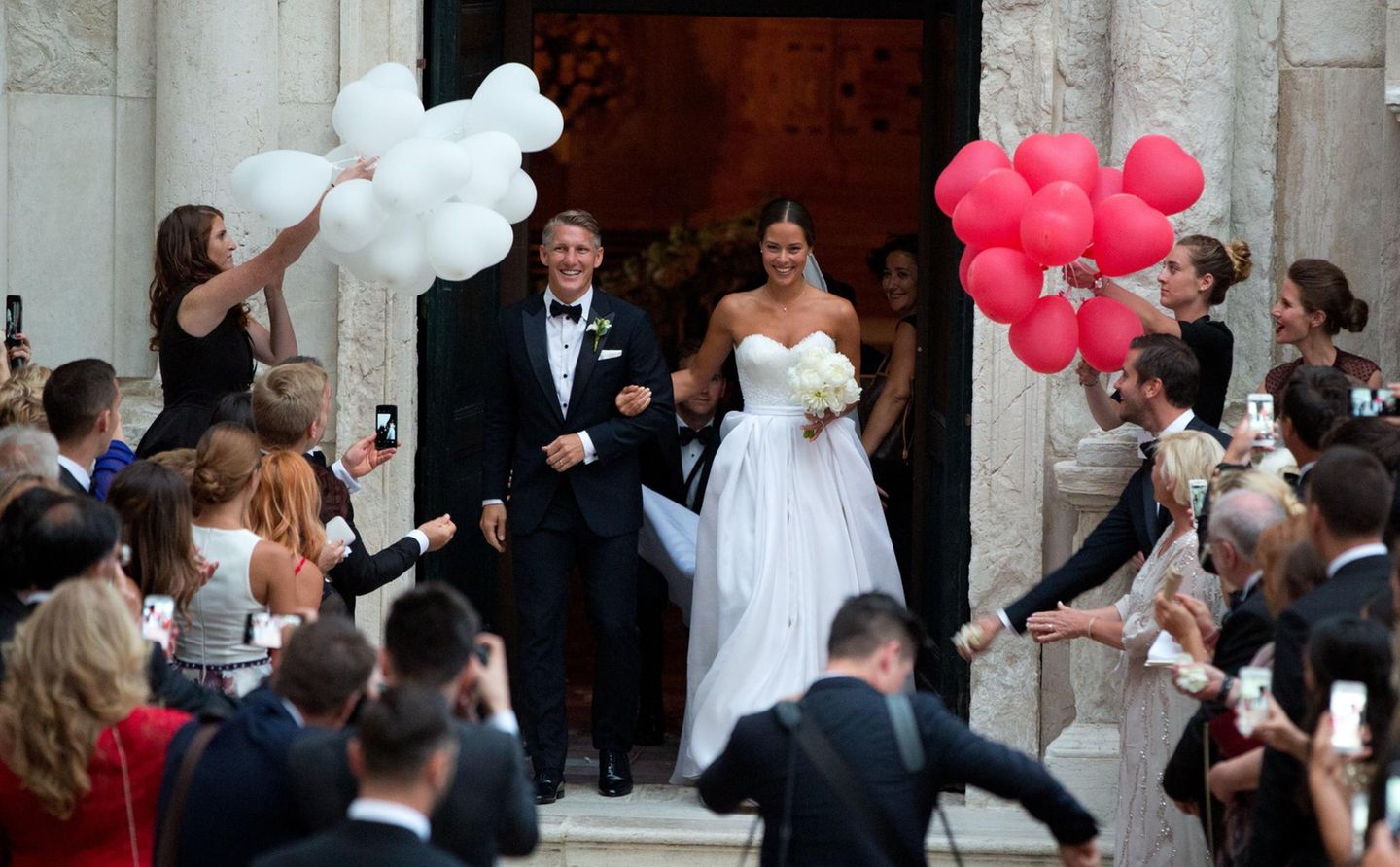 Ja, sie haben sich getraut! Fußballstar Bastian Schweinsteiger und die schöne Tennisspielerin Ana Ivanovi? haben in Venedig geheiratet.