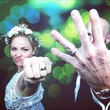 9. September 2015: Ein Hochzeitsbild der besonderen Art! Die Schauspielerin Erika Christensen und Cole Maness sind verheiratet. Die Beweise sind nicht zu übersehen.