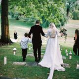 28. Juli 2015: Fast ein ganzes Jahr nach seiner Heirat mit Ashlee Simpson am 30. August 2014 veröffentlicht Evan Ross erstmalig die langersehnten Hochzeitsfotos auf Instagram. Die malerische Bilderbuchkulisse verdanken die zwei dabei seiner Mutter, Diana Ross. Sie ließ das Brautpaar auf ihrem grünen Anwesen in Connecticut feiern.