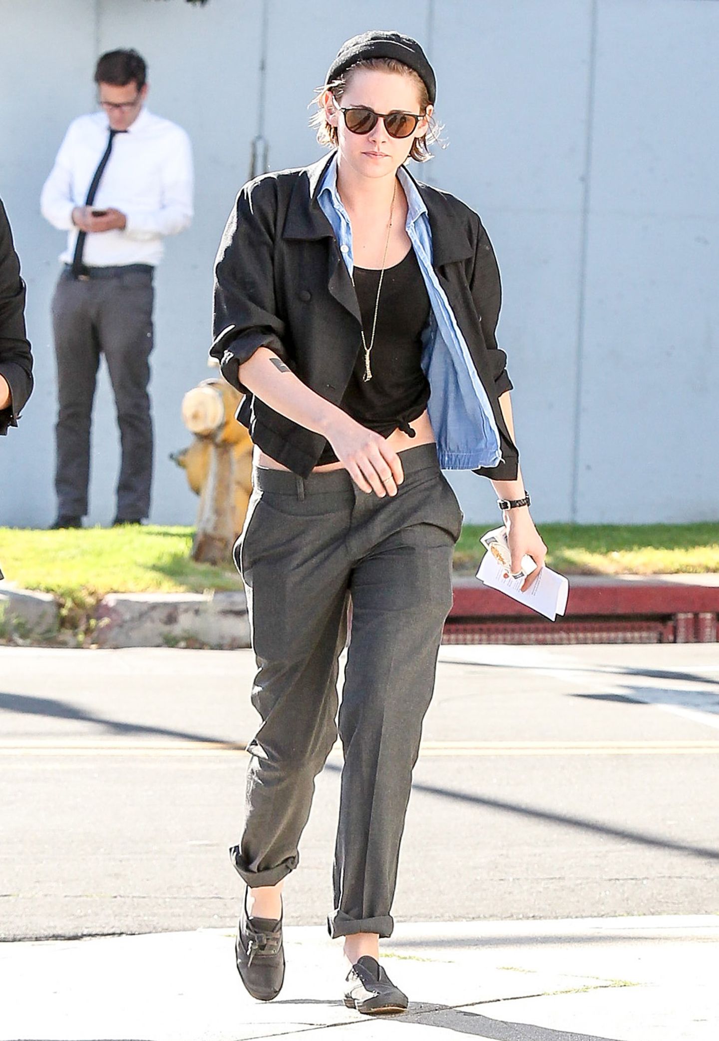 Den Tomboy-Style beherrscht Kristen Stewart perfekt. Mit hochgekrempelter Anzug-Hose sieht der auch besonders lässig aus.