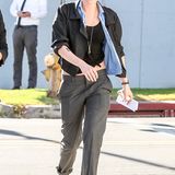 Den Tomboy-Style beherrscht Kristen Stewart perfekt. Mit hochgekrempelter Anzug-Hose sieht der auch besonders lässig aus.