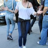 Das ist ihr Style! Kristen mag ihre Outfits am liebsten bequem, so wie die Slim-Jeans kombiniert mit sommerlichen Shirt und passenden Sportschuhen.
