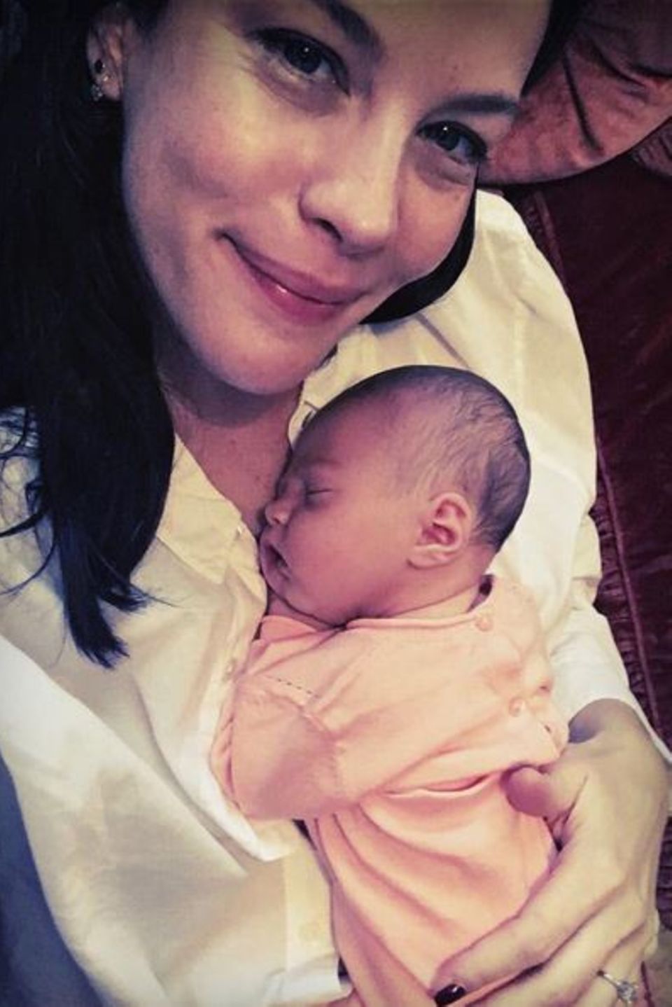 21. Juli 2016: Die Patchworkfamilie ist komplett: Liv Tyler stellt ihre kleine Tochter Lula Rose ihren Fans vor und strahlt vor Glück. Es ist das zweite gemeinsame Kind mit David Garner, beide haben jeweils einen Sohn aus vorherigen Beziehungen. 21. Juli 2016: Die Patchworkfamilie ist komplett: Liv Tyler stellt ihre kleine Tochter Lula Rose ihren Fans vor und strahlt vor Glück. Es ist das zweite gemeinsame Kind mit David Garner, beide haben jeweils einen Sohn aus vorherigen Beziehungen.