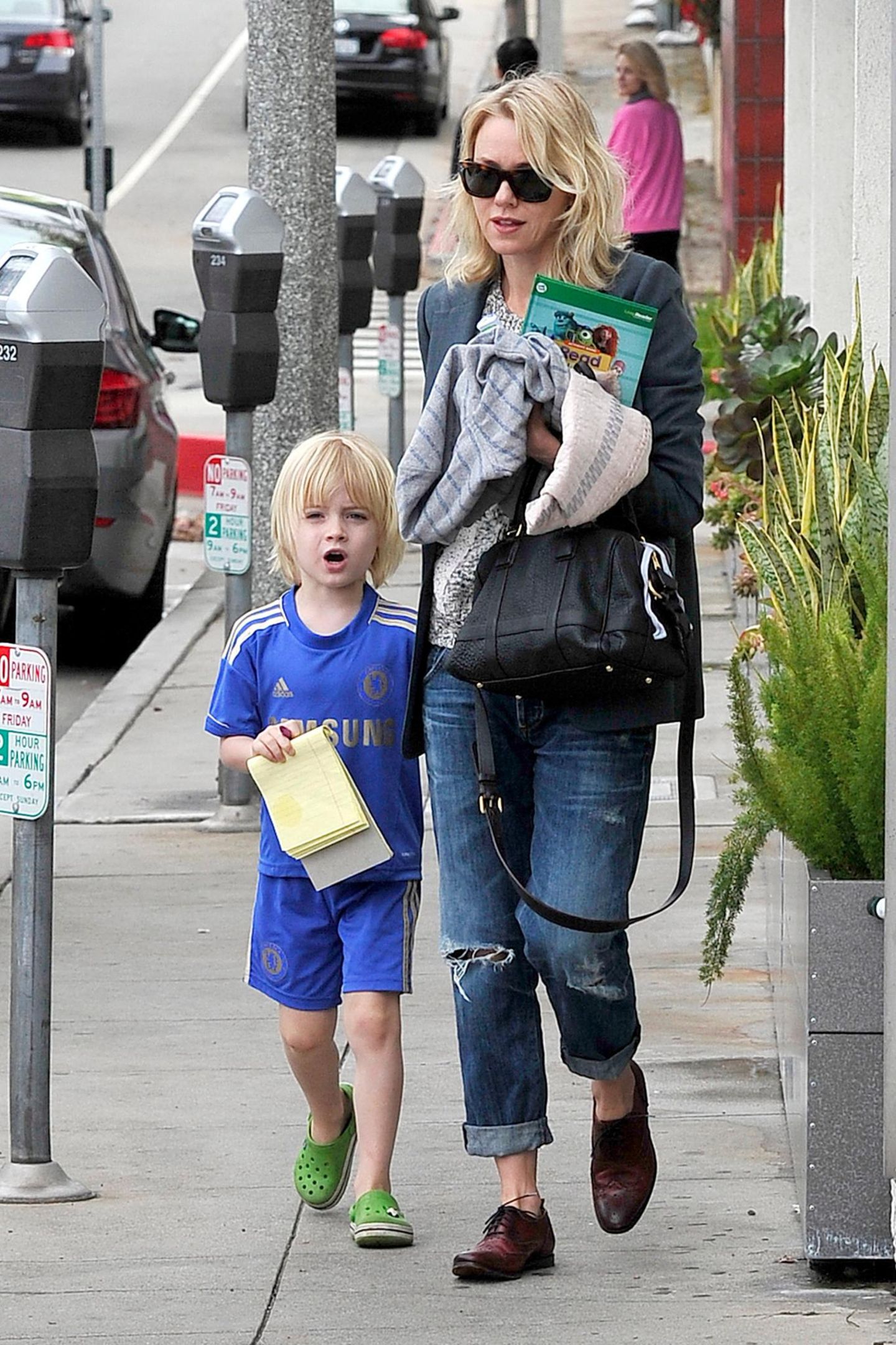 1. März 2014: Naomie Watts spaziert mit ihrem Sohn Samuel Kai Schreiber am Tag vor den Oscars durch Santa Monica.