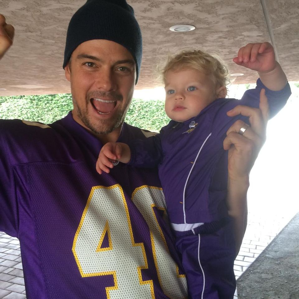 21. Dezember 2014: Mama Fergie glaubt, ihr Sohn ist ein "Dolphins"-Fan, doch Papa Josh Duhamel jubelt mit Sohnemann Axl für die "Minnesota Vikings".