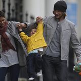 26. August 2010: Die kleine Nahla hüpft mit Mama Halle und Papa Gabriel durch London.