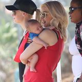3. Mai 2014: Gwen Stefani schaut sich mit ihrem Baby Apollo das Fußballspiel ihrer ältesten Söhne, Kingston und Zuma, an.