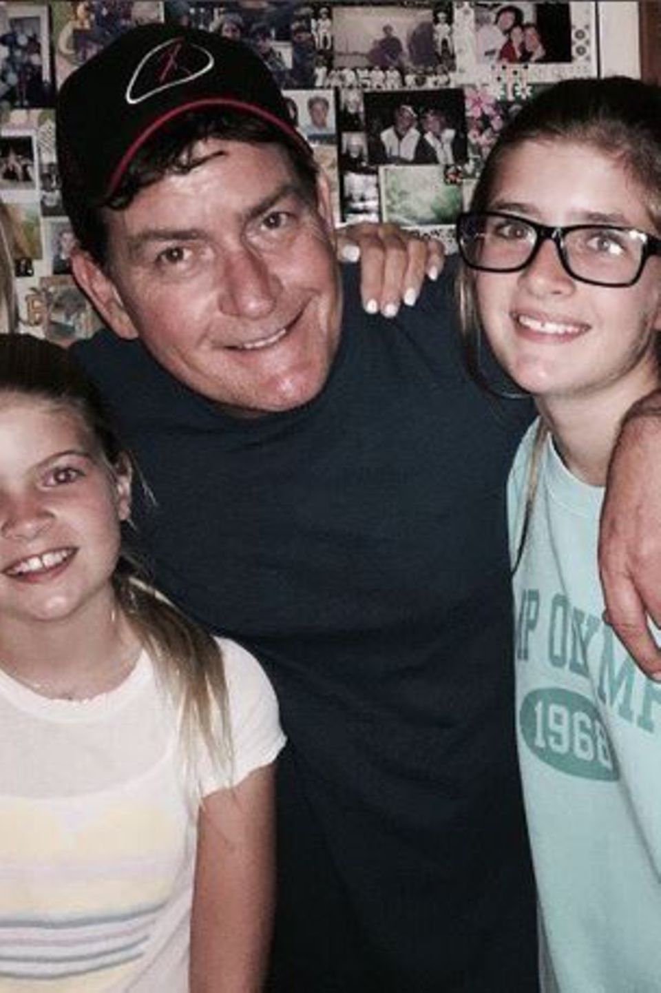 Gute Zeiten: Charlie Sheen postet dieses bezaubernde Foto mit seinen zwei Töchtern Lola Rose und Sam Sheen und Denise Richards, seiner Ex-Frau.