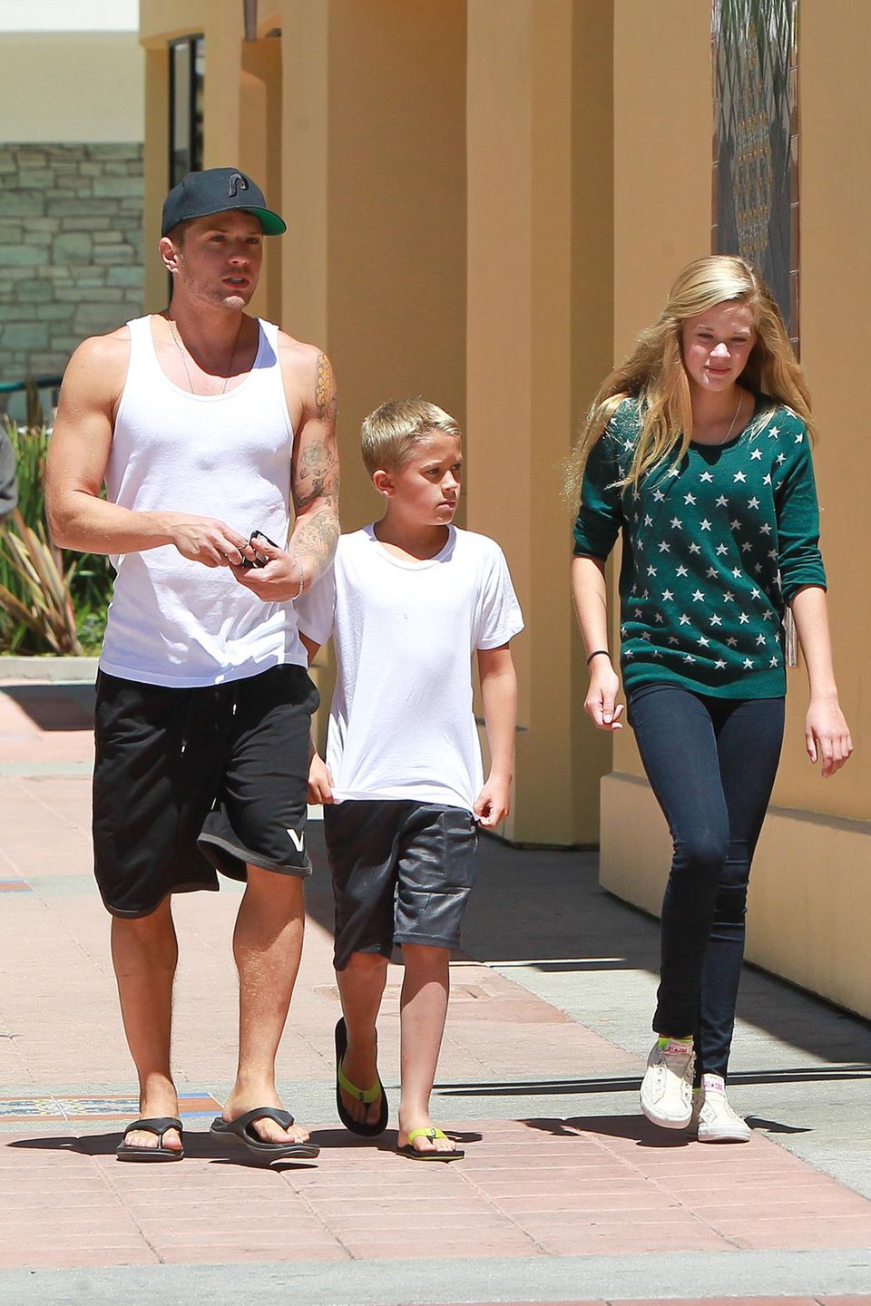 25. August 2013: Ryan Phillippe geht im kalifornischen Brentwood mit seinen Kindern Deacon und Ava zum Mittagessen.