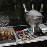 Feinstes Catering vom "Hyatt" und eiskalter "Pommery"-Champagner - die Gäste des Empfangs lassen es sich gutgehen.