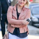 Hilary Duff gibt mit ihrer rosafarbenen Lederjacke die zarte Rockerbraut.