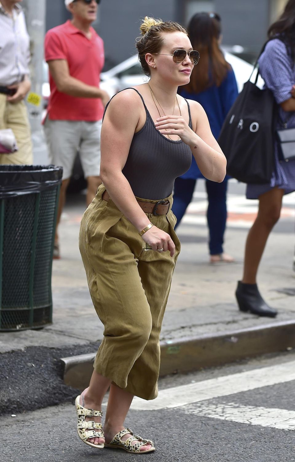 Hilary Duff hat ja ganz schön muskulöse Oberarme! Ihr wird nachgesagt, dass sie ein Verhältnis mit ihrem Trainer haben soll. Das könnte auch der Grund sein, warum sie so viele Stunden in der Muckibude verbringt. Hilary Duff hat ja ganz schön muskulöse Oberarme! Ihr wird nachgesagt, dass sie ein Verhältnis mit ihrem Trainer haben soll. Das könnte auch der Grund sein, warum sie so viele Stunden in der Muckibude verbringt.