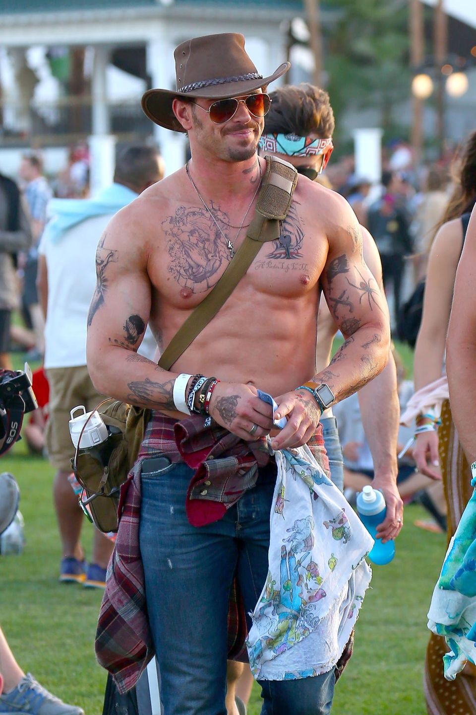 "Twilight"-Star Kellan Lutz zeigt seinen muskulösen Oberkörper beim Coachella-Musikfestival. "Twilight"-Star Kellan Lutz zeigt seinen muskulösen Oberkörper beim Coachella-Musikfestival.