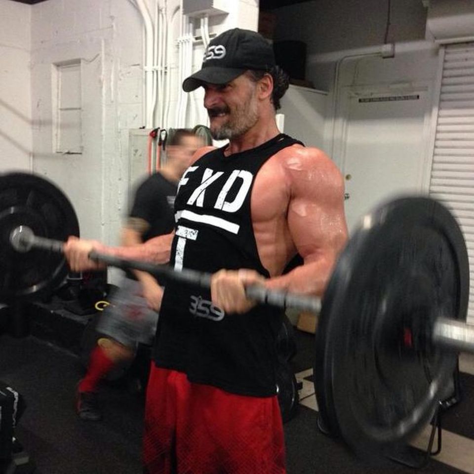 Joe Manganiello lässt auf seinem Instagram-Profil seine Fans an seiner Arbeit teilhaben. Für sein Fitness-Programm "Evolution359" stählt er seinen Körper im Studio. Joe Manganiello lässt auf seinem Instagram-Profil seine Fans an seiner Arbeit teilhaben. Für sein Fitness-Programm "Evolution359" stählt er seinen Körper im Studio.