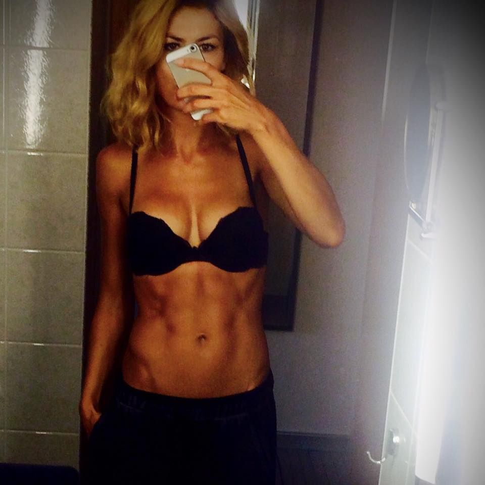 Bauchtraining für Fortgeschrittene: Model Fiona Erdmann zeigt uns auf ihrem Facebookprofil ihr sehenswertens Sixpack. Bauchtraining für Fortgeschrittene: Model Fiona Erdmann zeigt uns auf ihrem Facebookprofil ihr sehenswertens Sixpack.