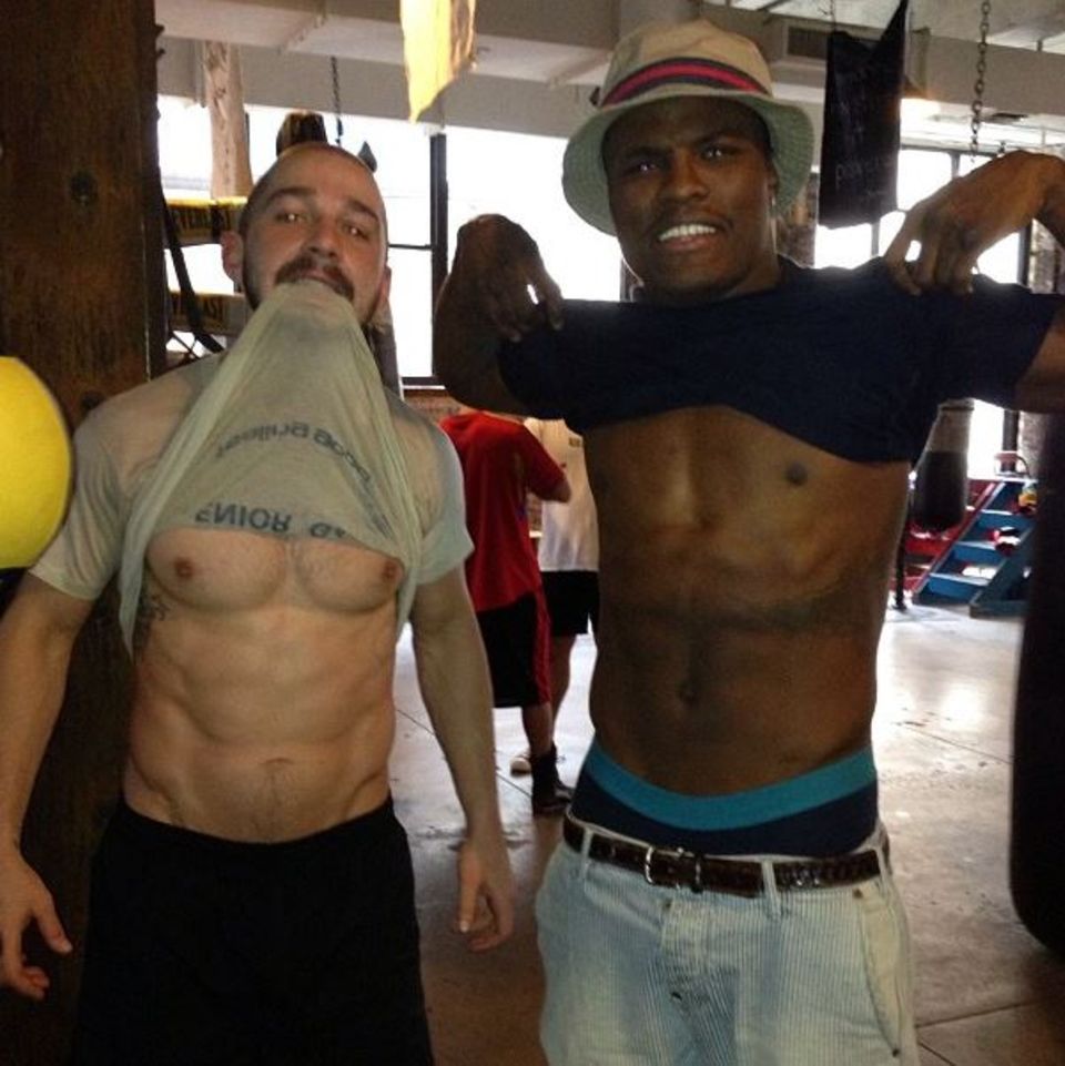 Shia LaBeouf und Boxprofi Peter Quillin zeigen auf Twitter, wie muskelbepackt sie sind. Shia LaBeouf und Boxprofi Peter Quillin zeigen auf Twitter, wie muskelbepackt sie sind.