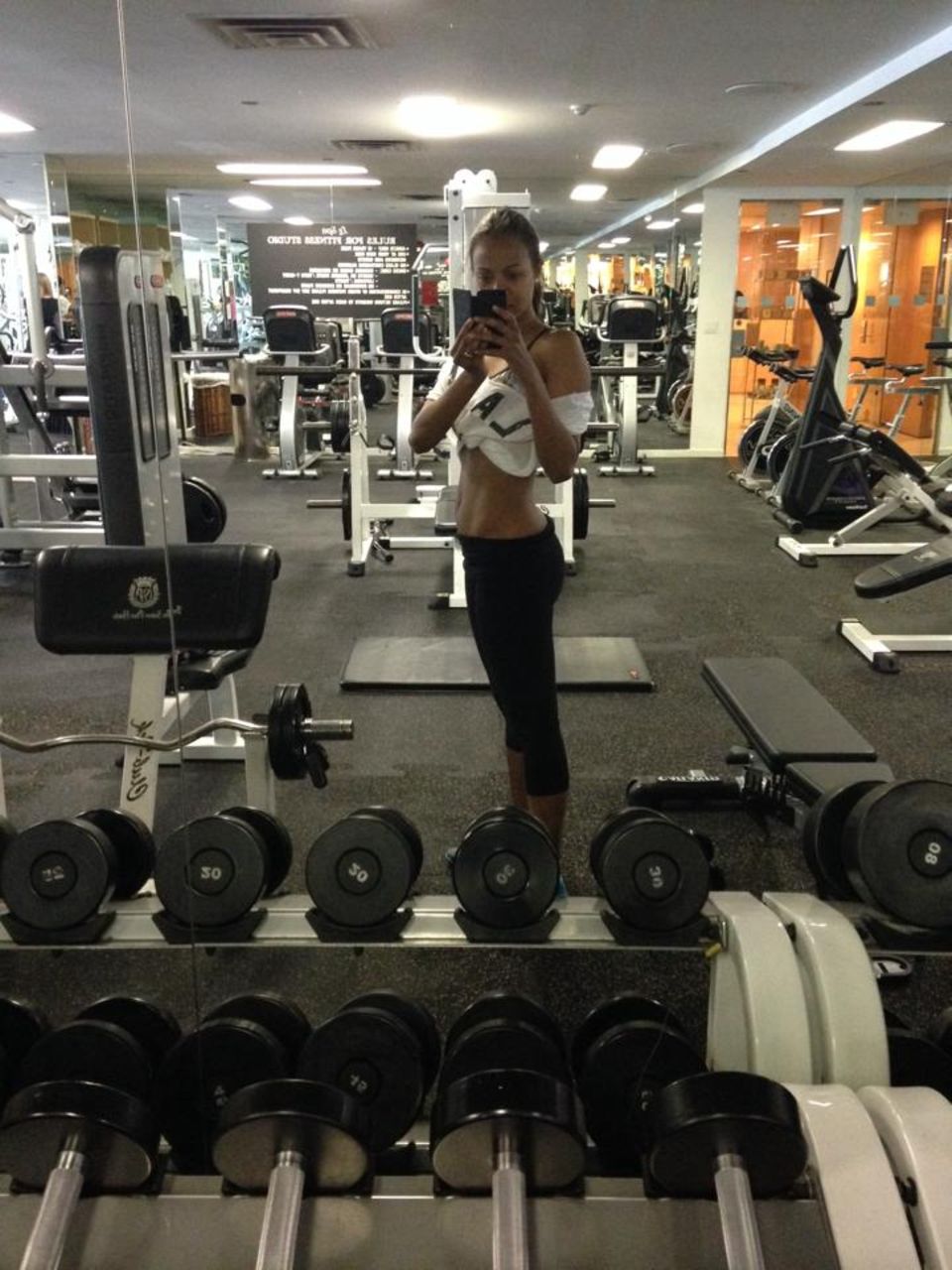 Zwillingsmama Zoe Saldana ist stolz auf ihren flachen, muskulösen Bauch.