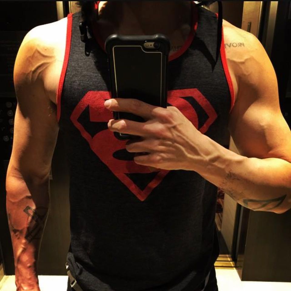 Jared Leto ist der neue Joker im Batman-Film "Suicide Squad" und offensichtlich verlangt diese Rolle einen sehr starken und muskulösen Schauspieler. Kein Problem für Jared, er trainiert hart und kann sich sehen lassen. Jared Leto ist der neue Joker im Batman-Film "Suicide Squad" und offensichtlich verlangt diese Rolle einen sehr starken und muskulösen Schauspieler. Kein Problem für Jared, er trainiert hart und kann sich sehen lassen.