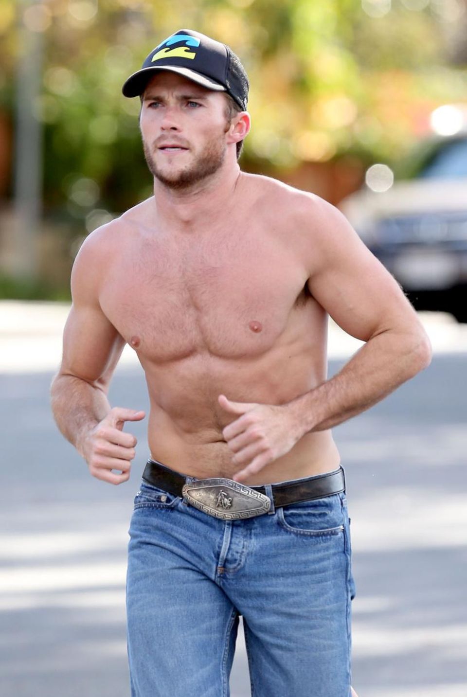 Clint Eastwoods Sohn, Schauspieler Scott Eastwood, legt spontan in Santa Monica eine Joggingrunde ein. Mit Jeans und barfuß läuft er einfach drauflos.