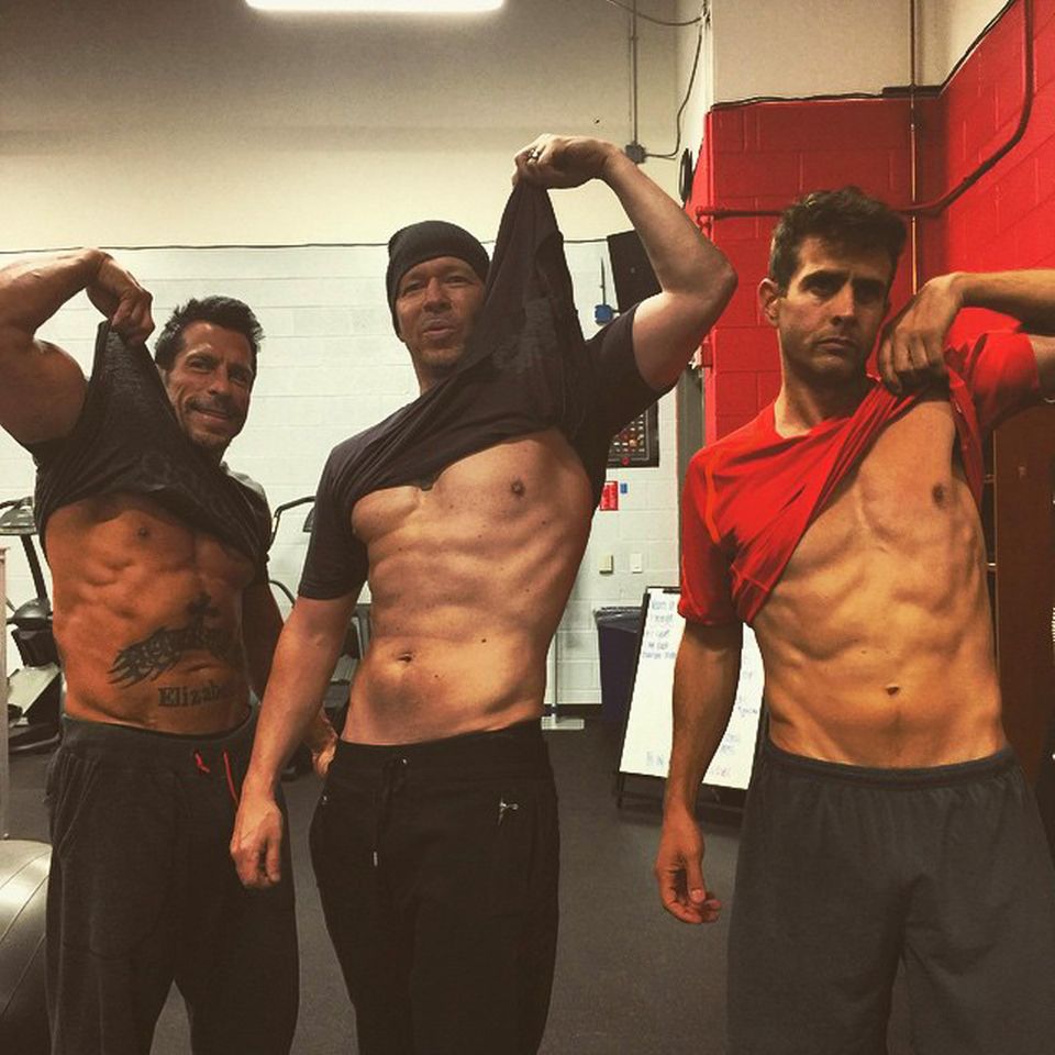 "Nicht schlecht für ein paar alte Männer!", schreibt Donnie Wahlberg zu diesem eindrucksvollen Muskelbild. Danny Wood, Joey McIntyre und er halten sich für die Tour ihrer Band "NKOTB" fit und sehen muskulöser aus als in den Neunzigerjahren. "Nicht schlecht für ein paar alte Männer!", schreibt Donnie Wahlberg zu diesem eindrucksvollen Muskelbild. Danny Wood, Joey McIntyre und er halten sich für die Tour ihrer Band "NKOTB" fit und sehen muskulöser aus als in den Neunzigerjahren.