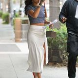 Rihanna spaziert auch bei Regenwetter mit bauchfreiem Top und hochgeschlitztem, hellem Rock durch Beverly Hills. Es gibt ja schließlich Regenschirme!