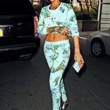 Auch Rihanna trägt die Hose mit Ananas-Motiv, entscheidet sich dabei aber für den zweiteiligen Komplett-Look.